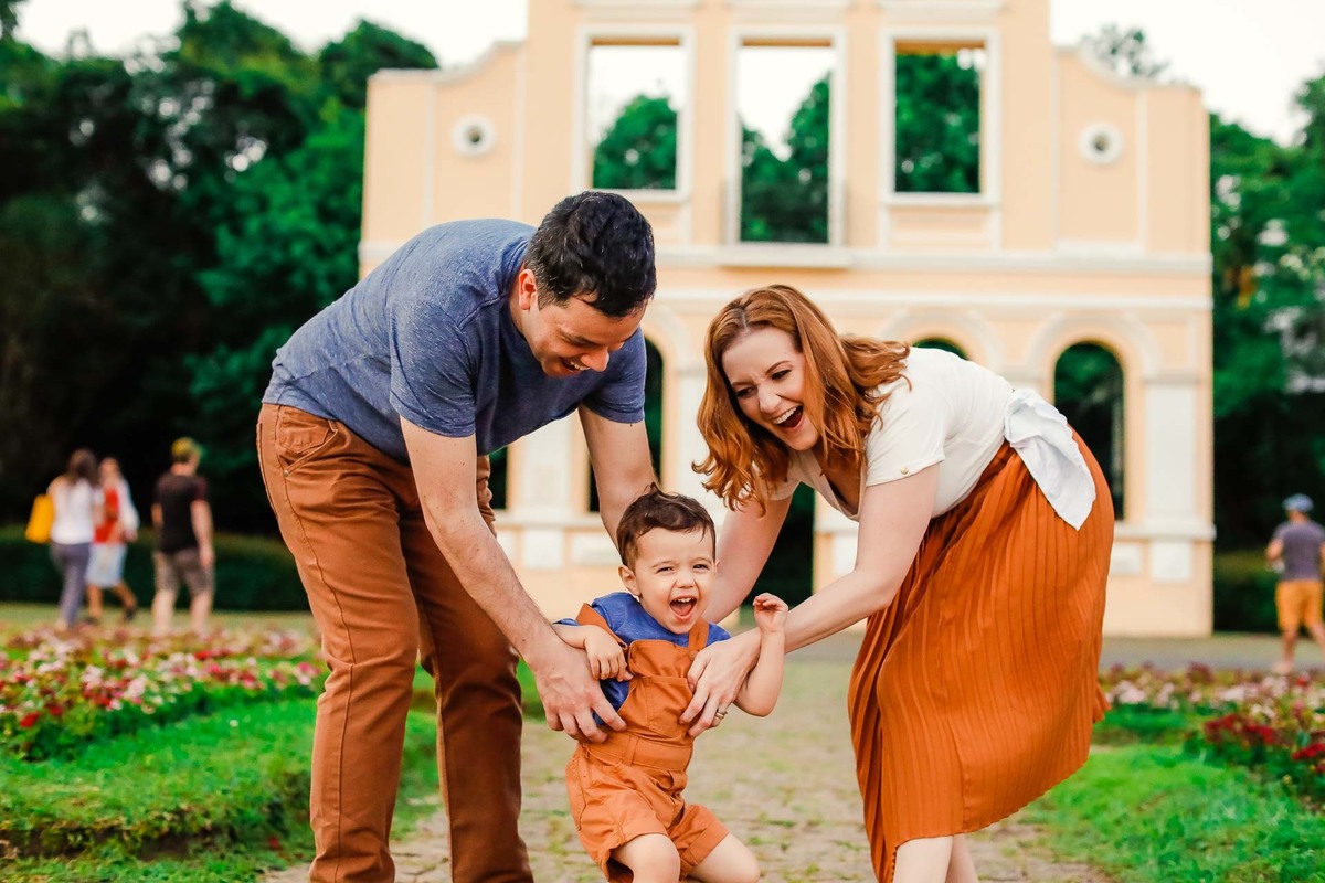 Gustavo Sousa fotografia em Maringá-PR. Ensaio família. Família se divertindo no parque. family photoshoot. family having fun in the park