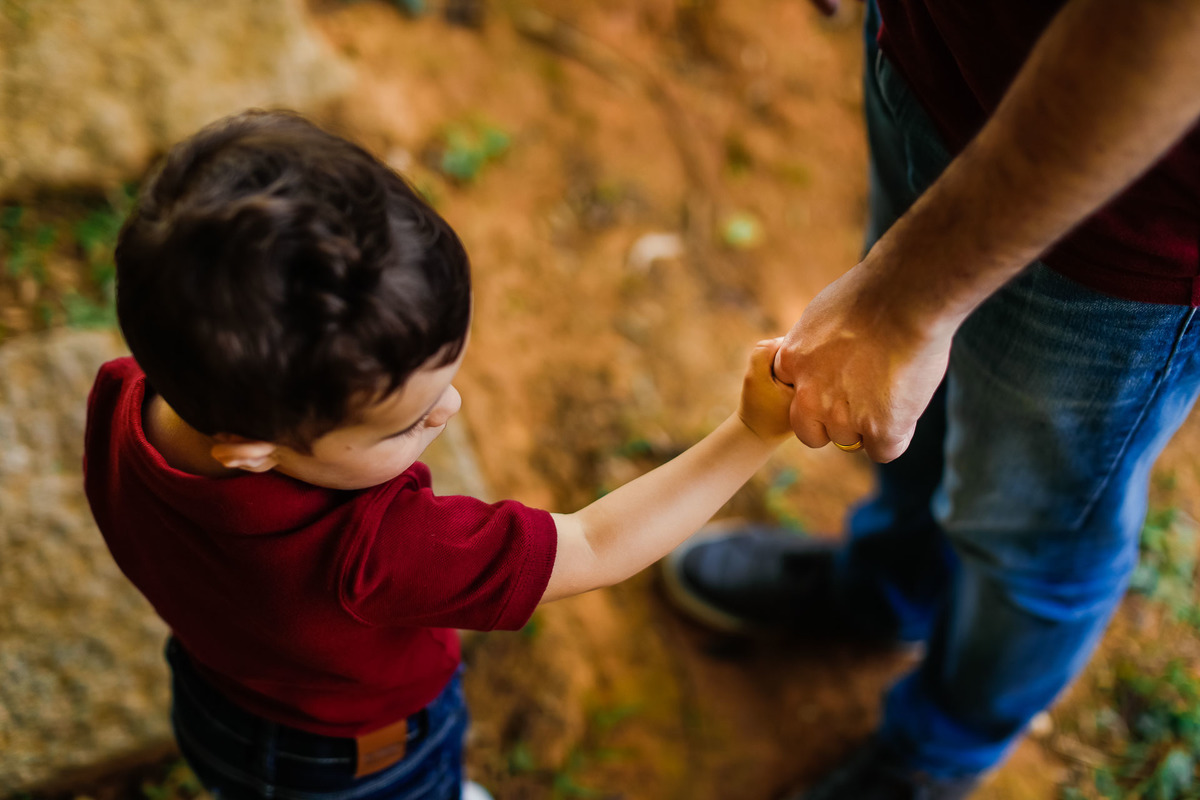 Gustavo Sousa fotografia em Maringá-PR. Ensaio família. Pai e filho de mãos dadas.family photoshoot. father and son giving hands