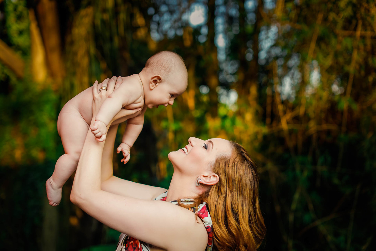 Gustavo Sousa fotografia em Maringá-PR. Ensaio família. Mãe com bebê feliz. family photoshoot. happy mother and her little baby