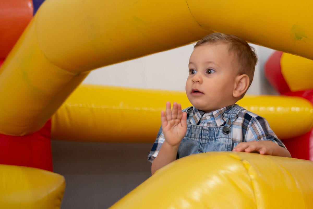 criança de 2 anos brincando em brinquedo inflável em casa de festa infantil