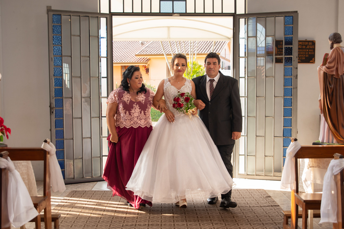 entrada da noiva na igreja com os pais