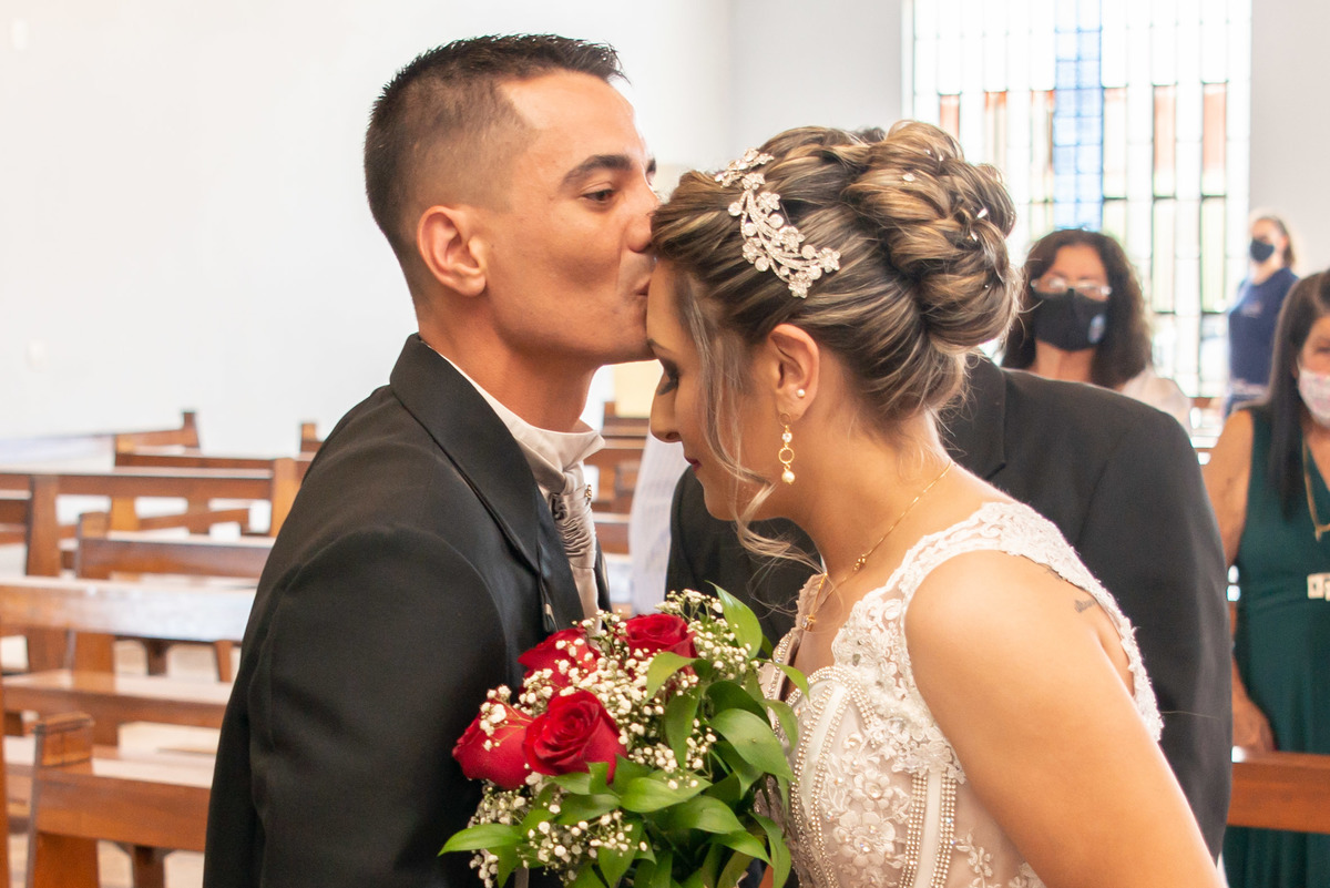beijo na testa do noivo na noiva na chegada ao altar