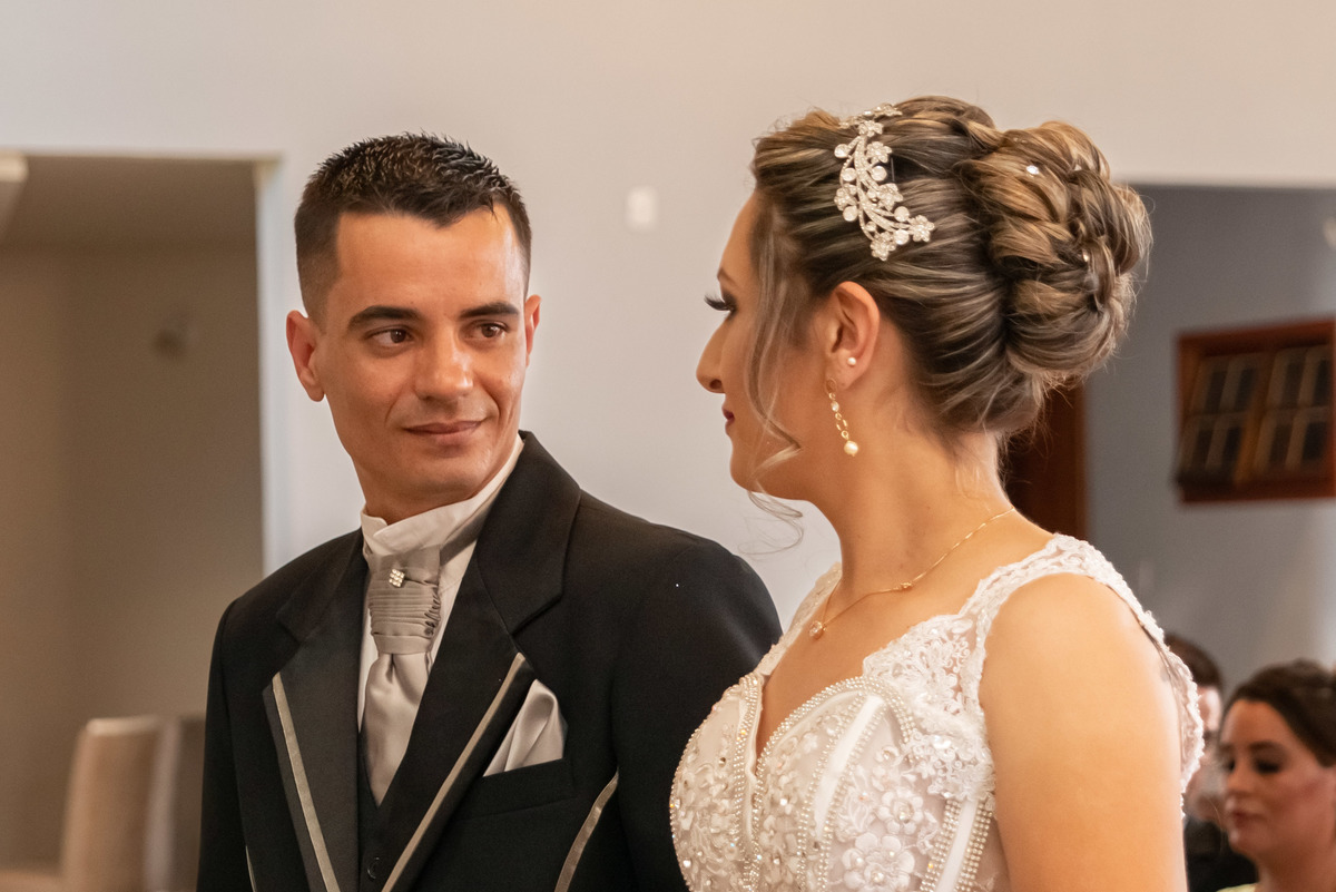 noivo olhando encantado para a noiva