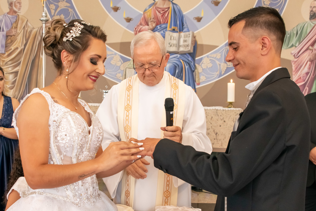 noiva colocando a aliança no noivo