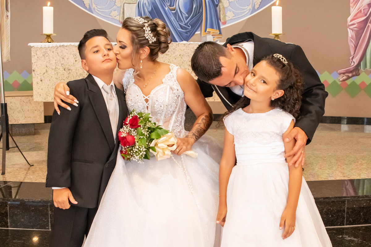 beijo dos noivos no pajem e aia