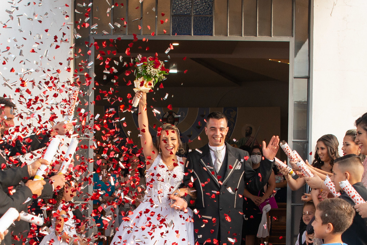 saída dos noivos da igreja com confetes