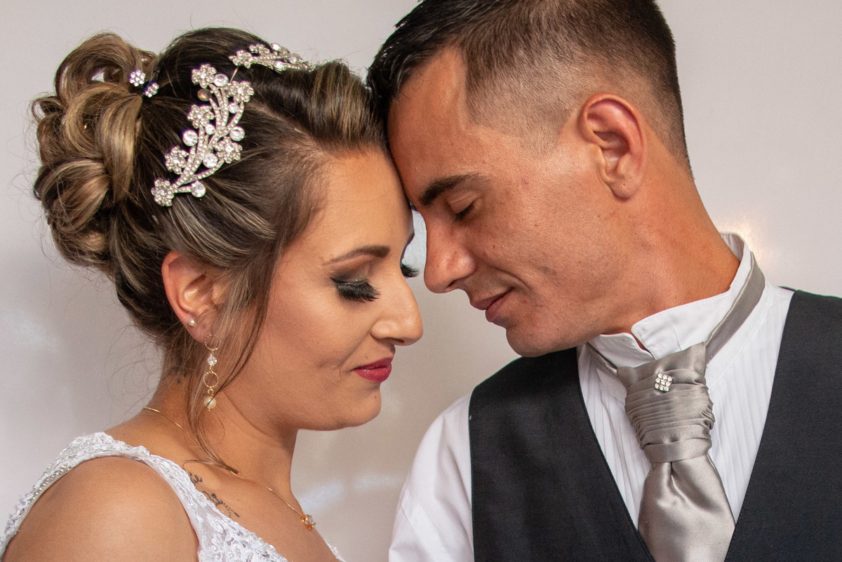 noivos bem de perto, com olhos fechados