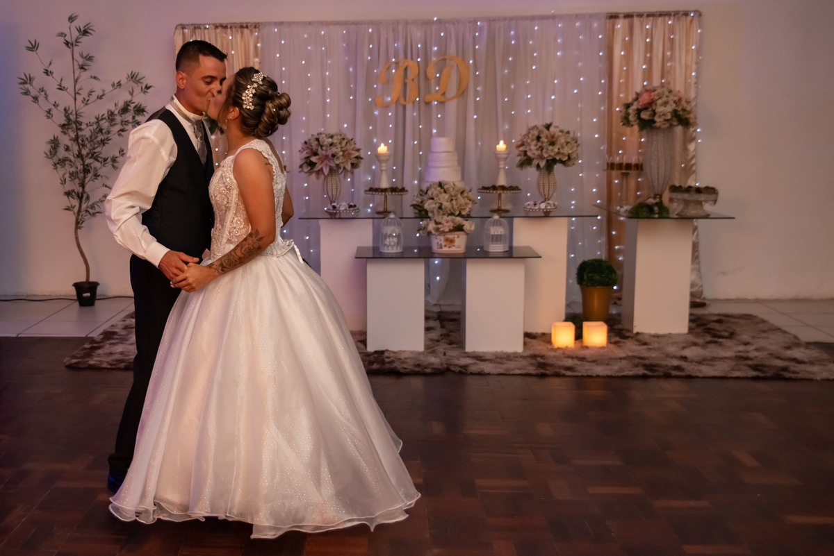 noivos dançando na festa de casamento