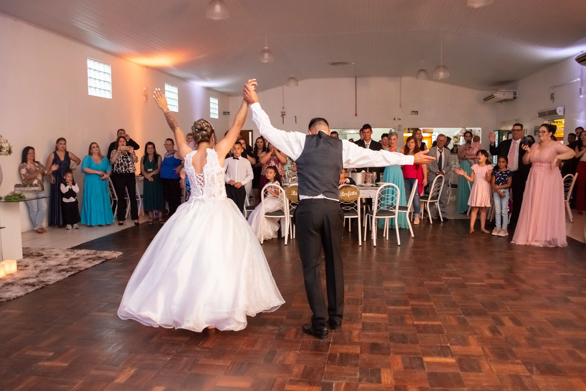 noivos agradecendo os convidados pós dança