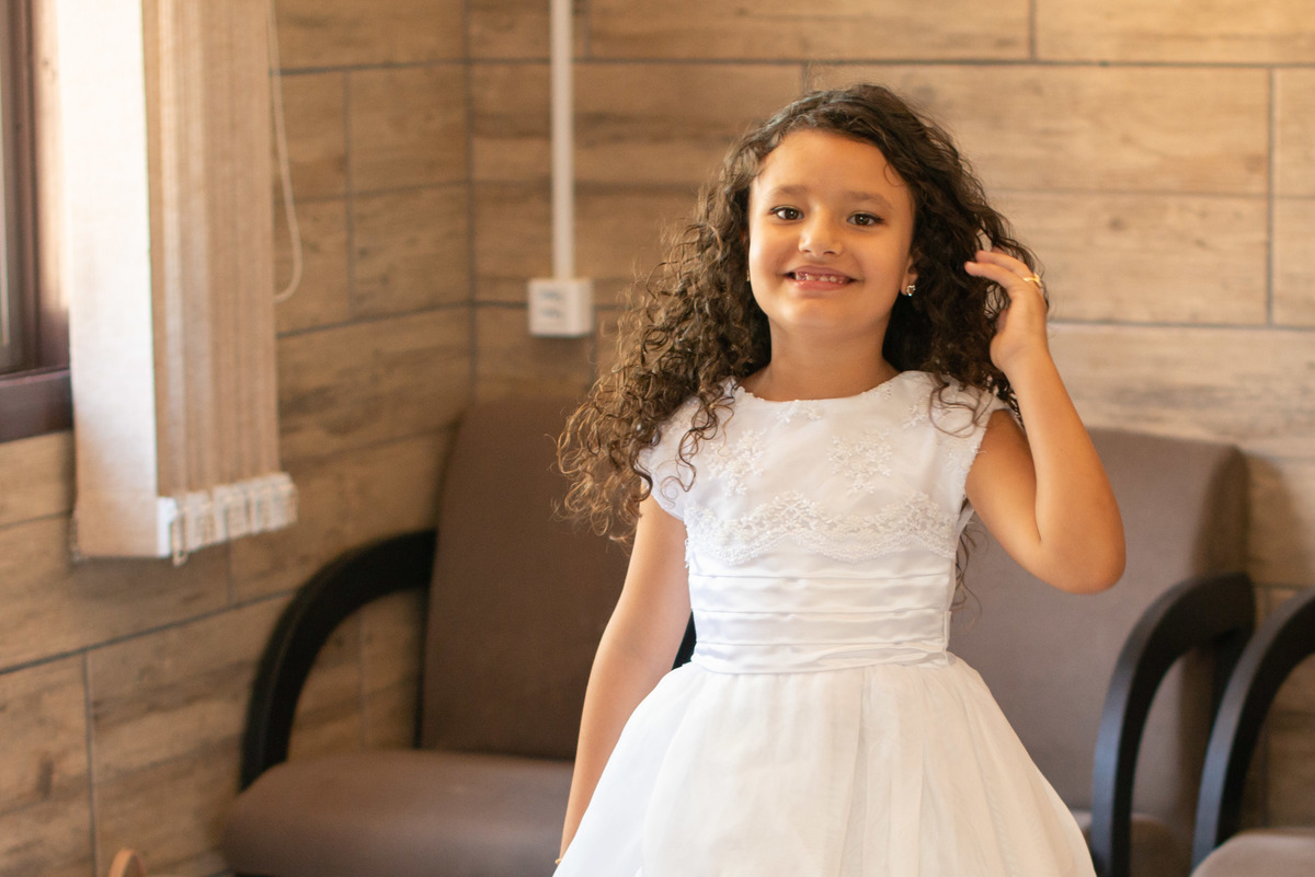 Aia com vestido branco