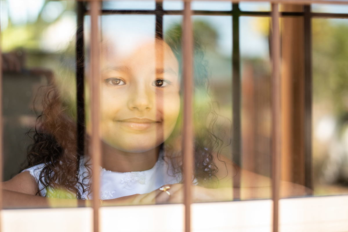 aia olhando pela janela de vidro