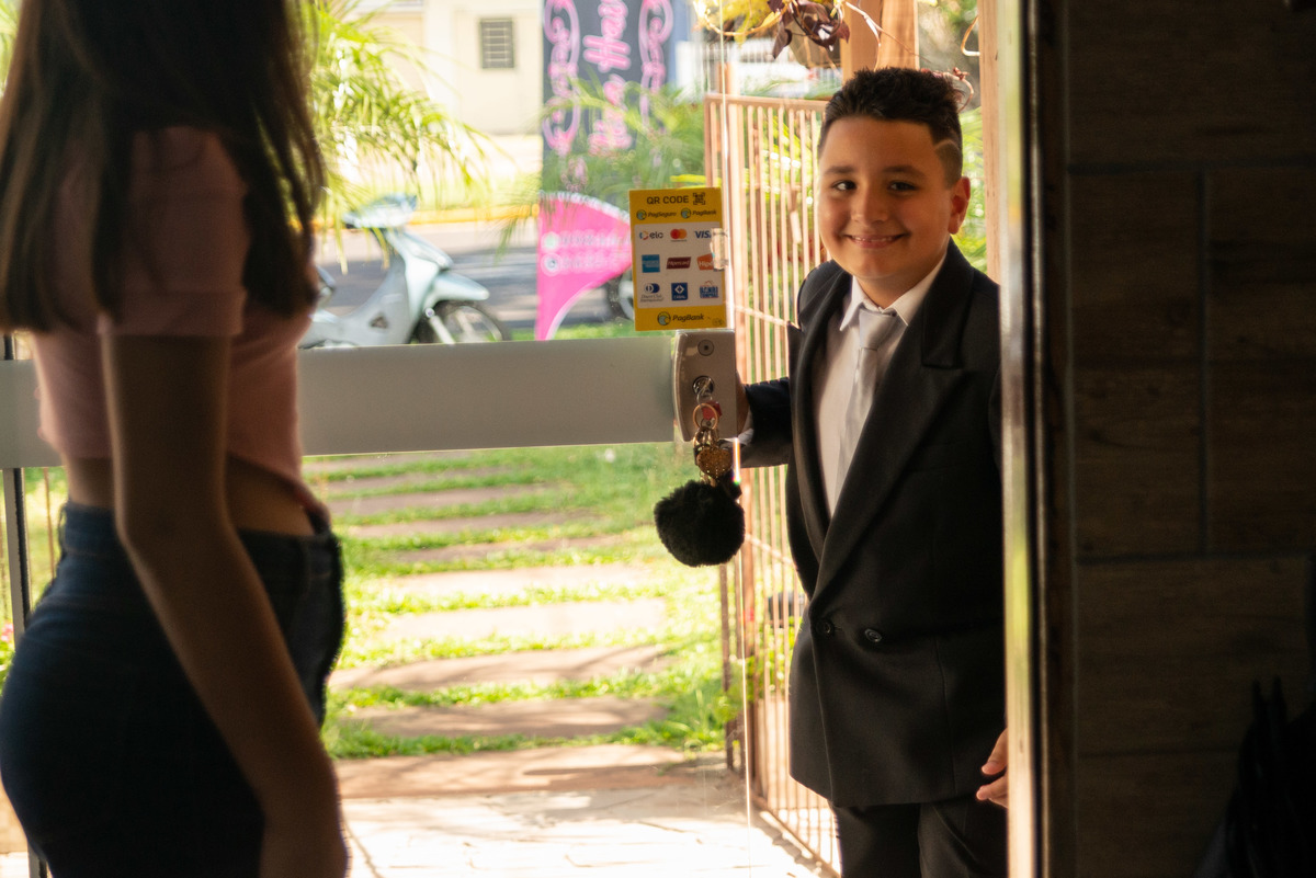 pajem chegando ao salão de beleza