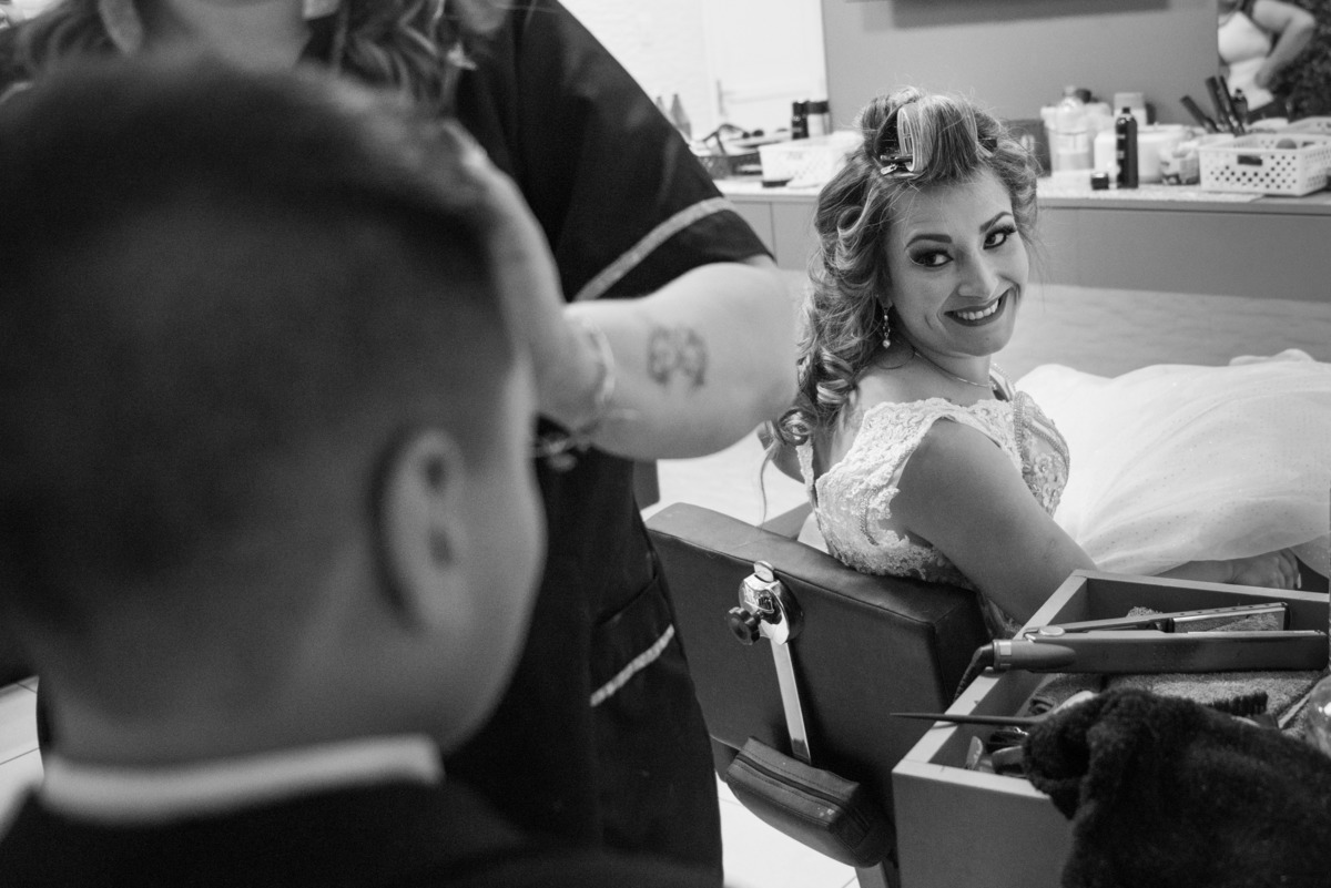 noiva olhando para o pajem que é seu filho