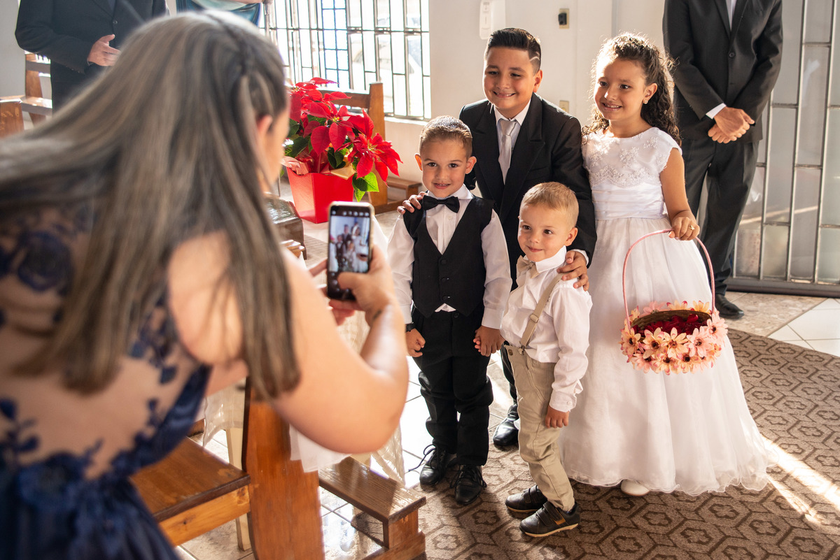aia e pajens pousando para a foto na igreja