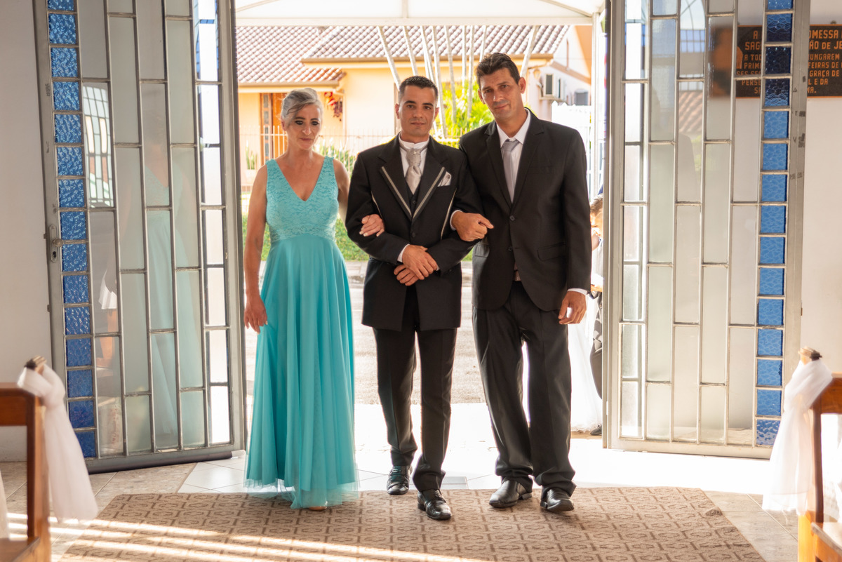 noivo entrando na igreja com os pais
