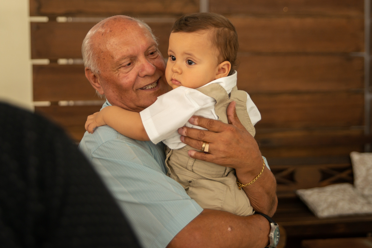 Netinho de um ano no colo do vovô