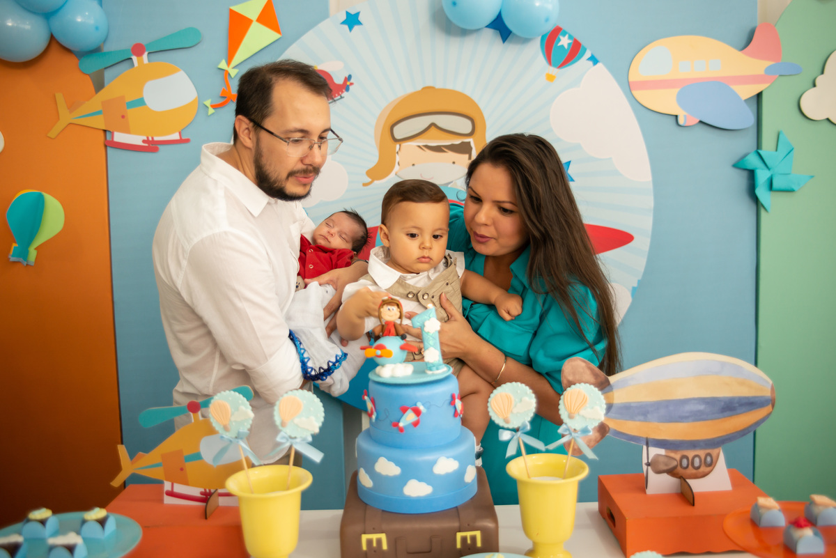 Hora de assoprar a velinha de aniversário de um ano