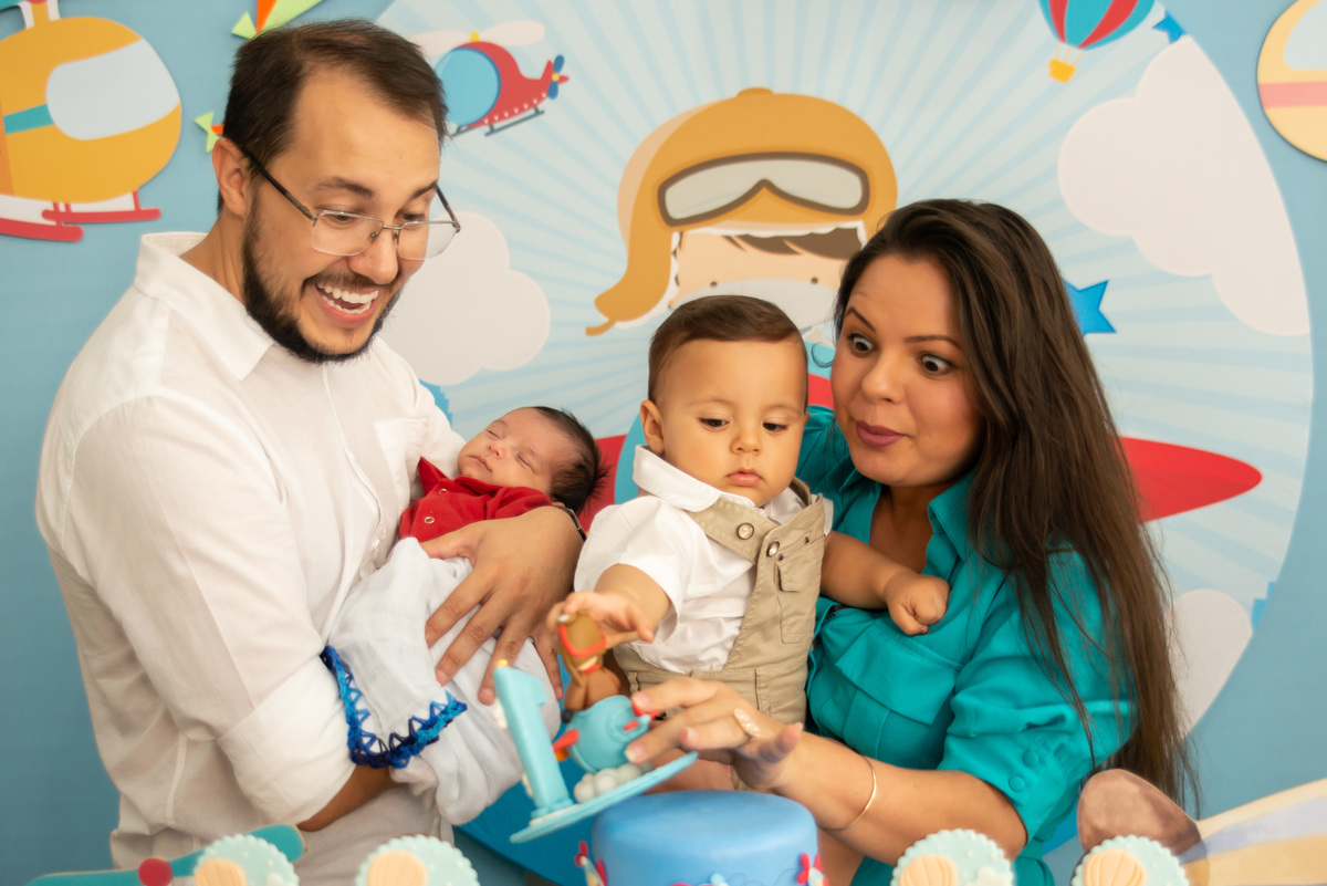 menino de um ano quase derruba a velinha de um aninho na hora do parabéns