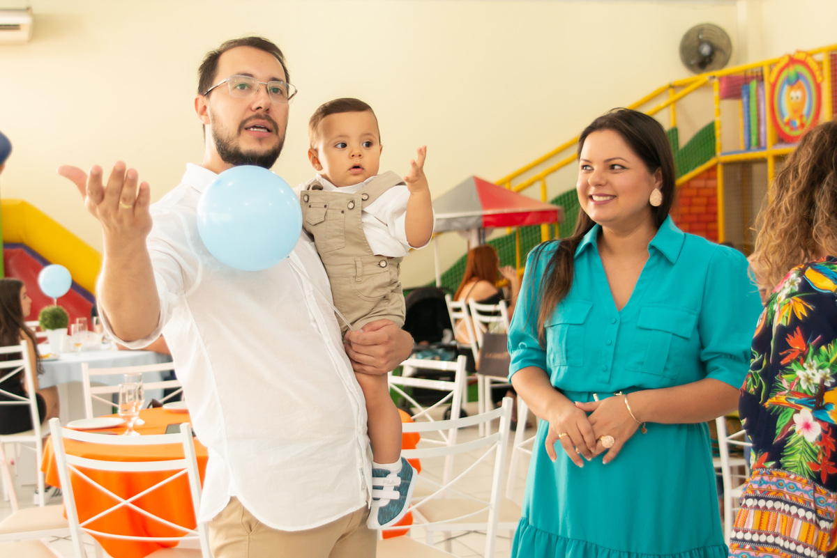 pais com menino de um ano em festa infantil