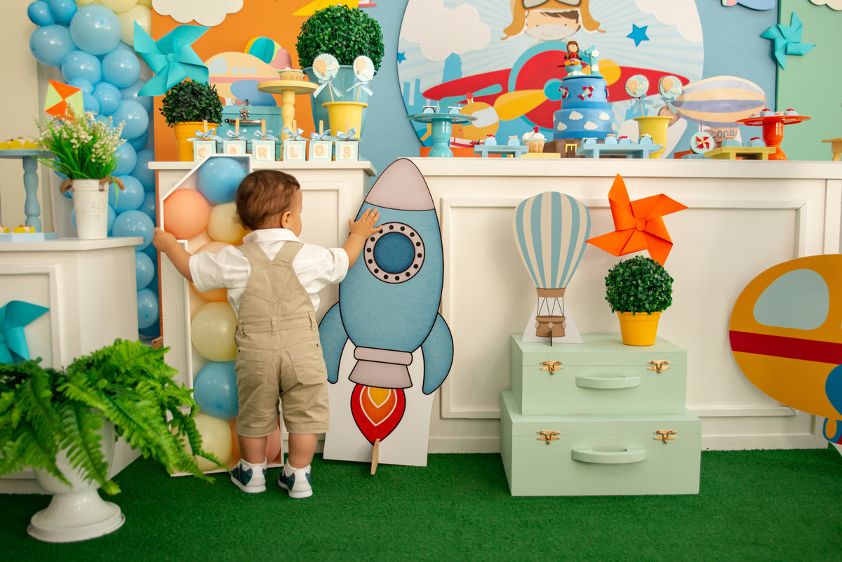 Decoração Urso Aviador, menino de um ano no meio da decoração