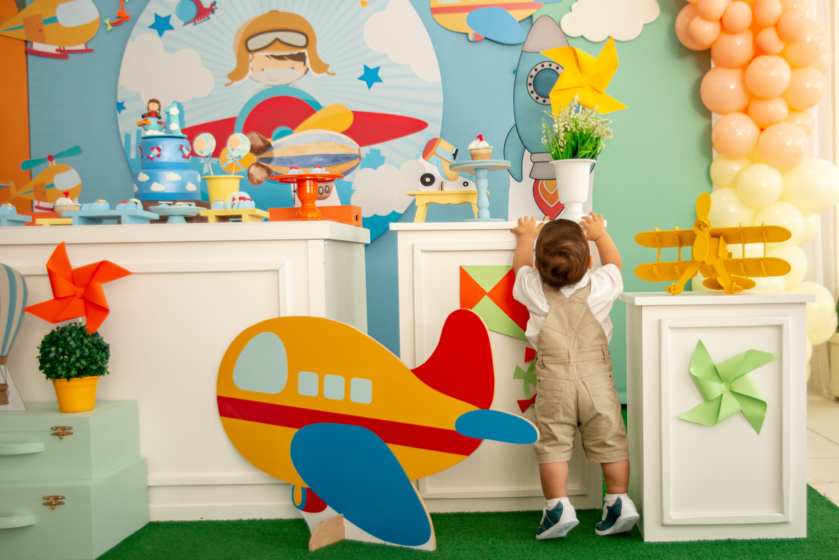 Decoração Urso Aviador, menino de um ano no meio da decoração
