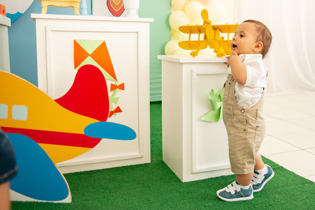 Decoração Urso Aviador, menino de um ano no meio da decoração