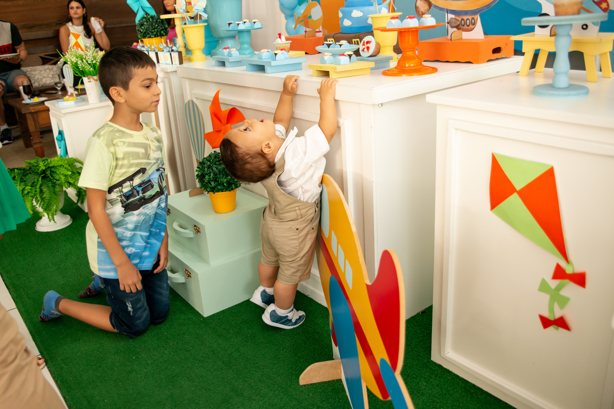 Decoração Urso Aviador, menino de um ano no meio da decoração