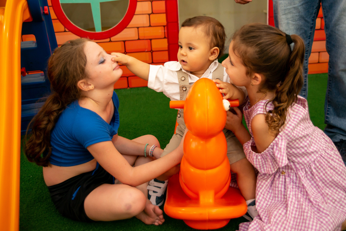 menino apertando o nariz de menina em festa infantil
