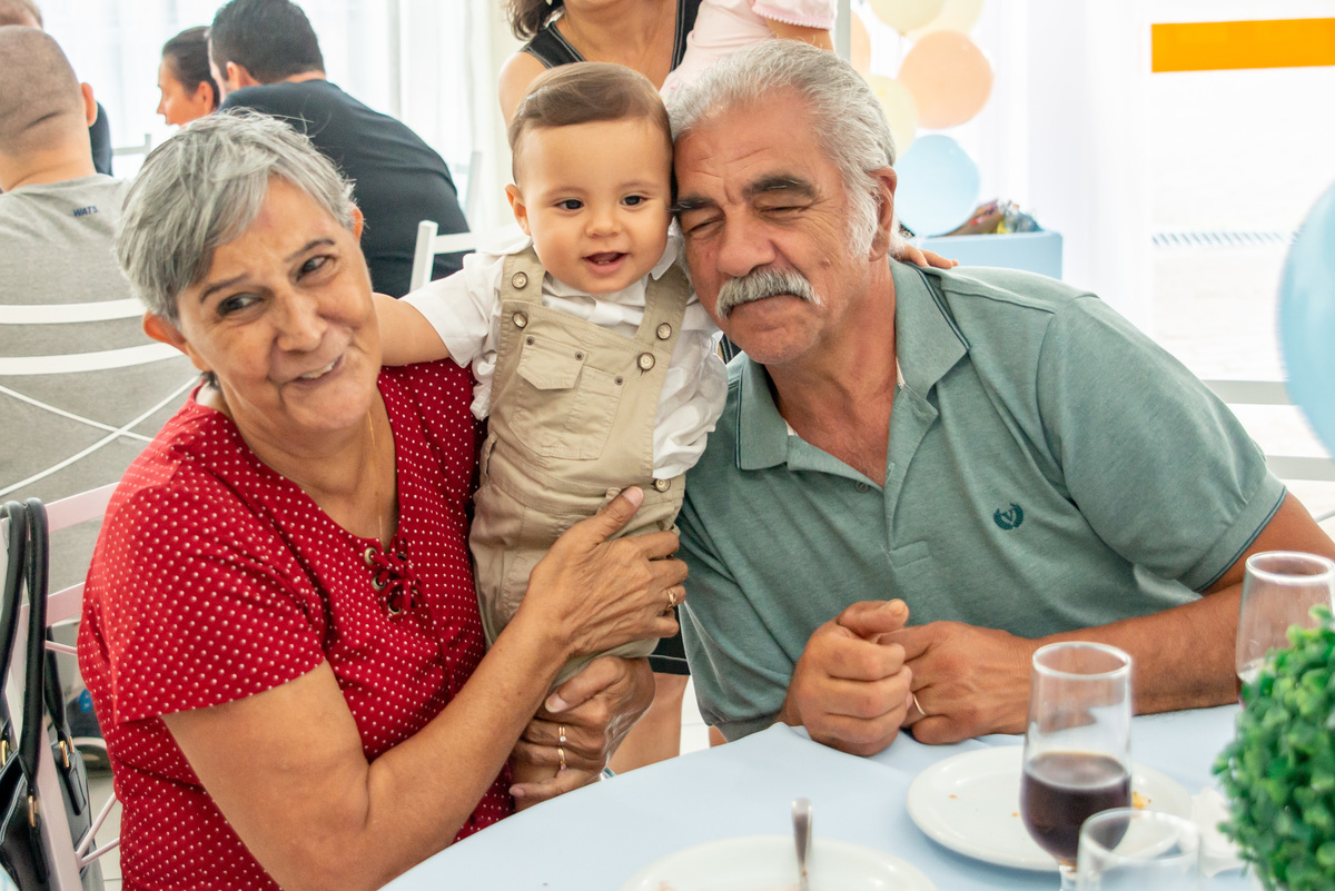 menino de um ano no colo dos avós