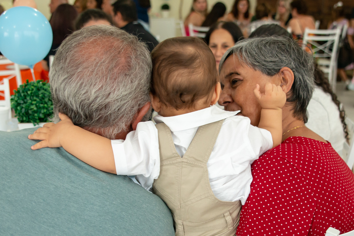 menino de um ano abraçando os avós