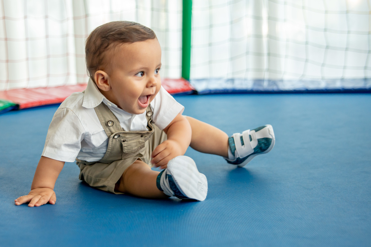 menino de um ano brincando em cama elástica