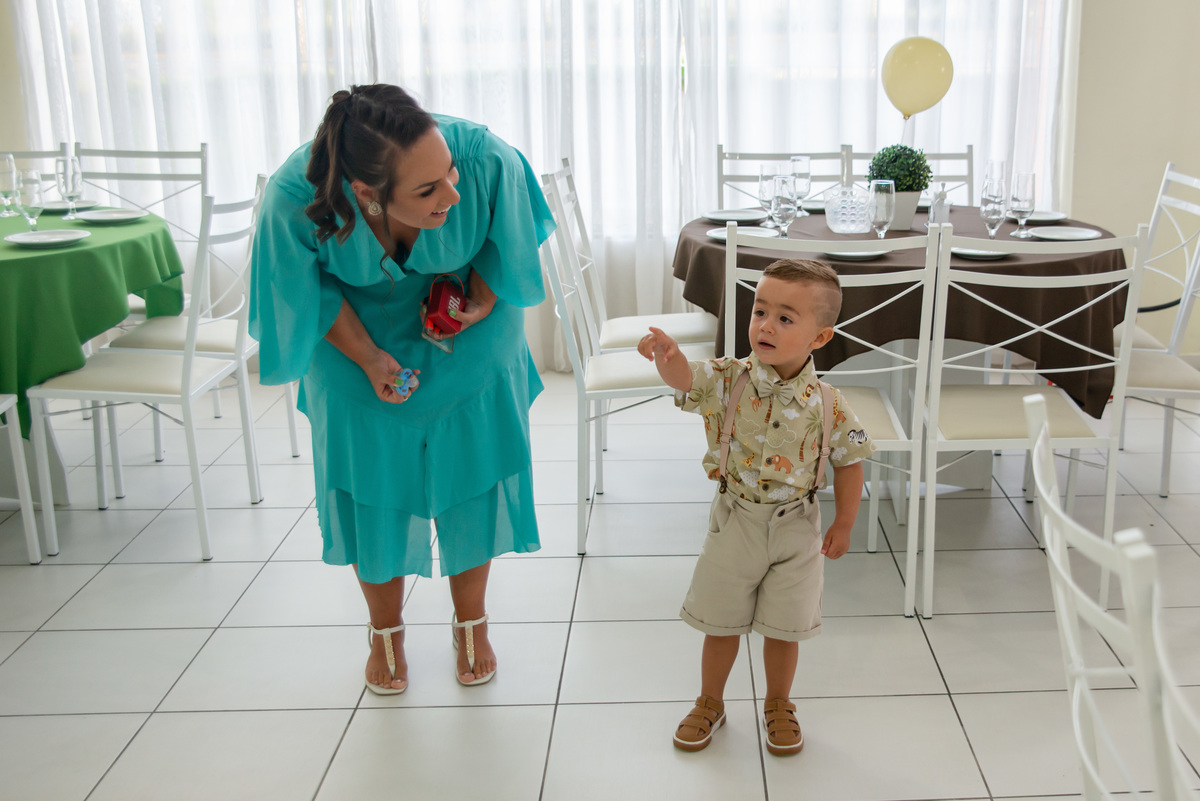 Menino de 2 anos com sua mãe