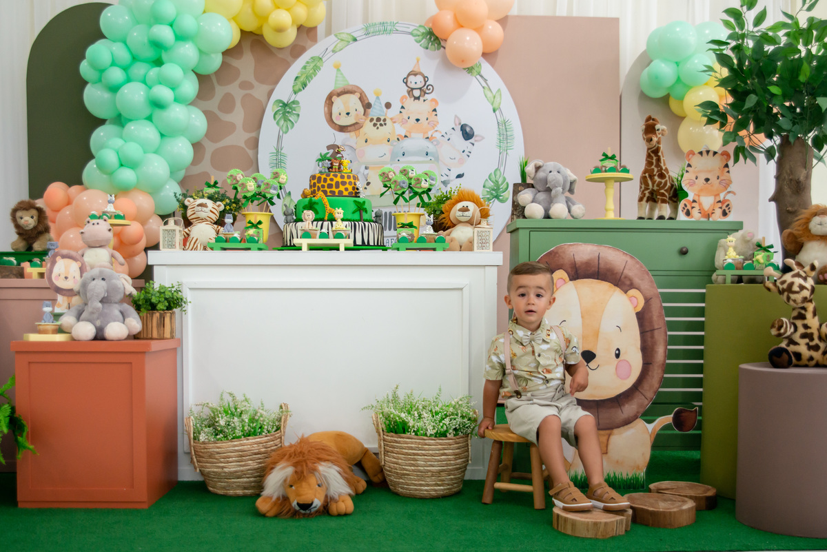 Menino de 2 anos sentado na decoração de Safari