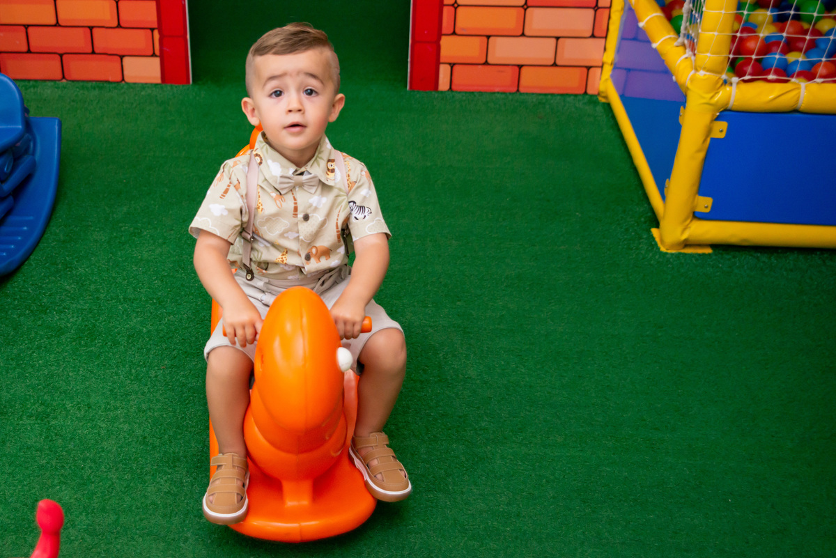 Menino de 2 anos brincando