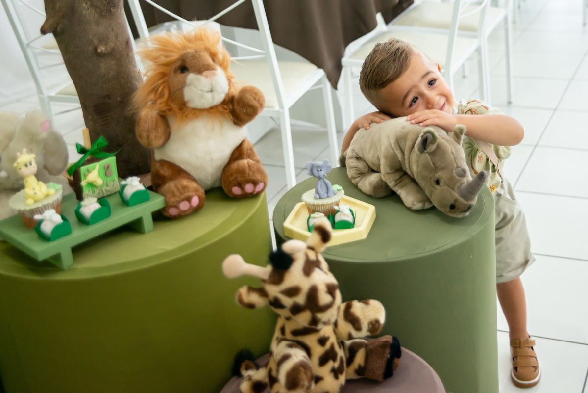 Menino de 2 anos encantado com a decoração de Safari