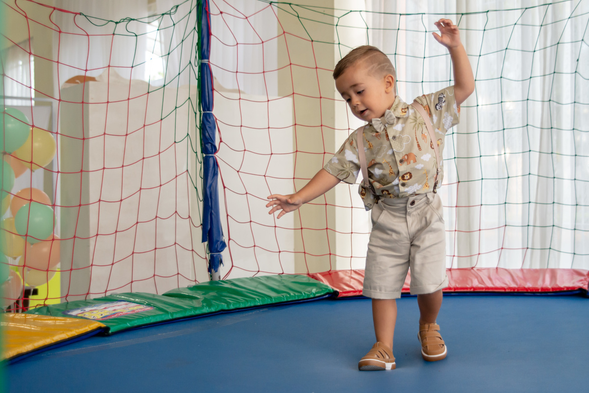 Menino de 2 anos em cama elástica