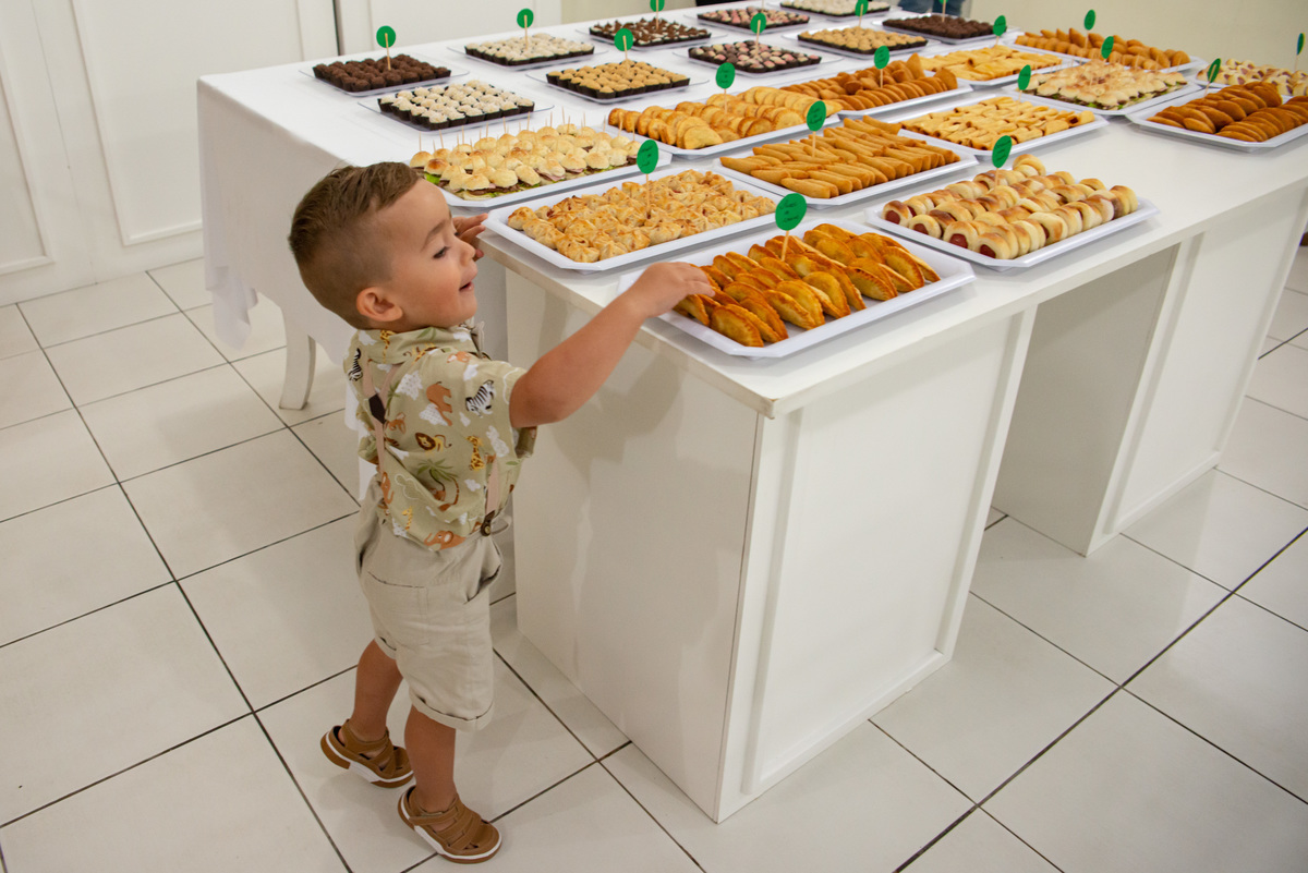 Menino de 2 anos roubando salgadinha da mesa
