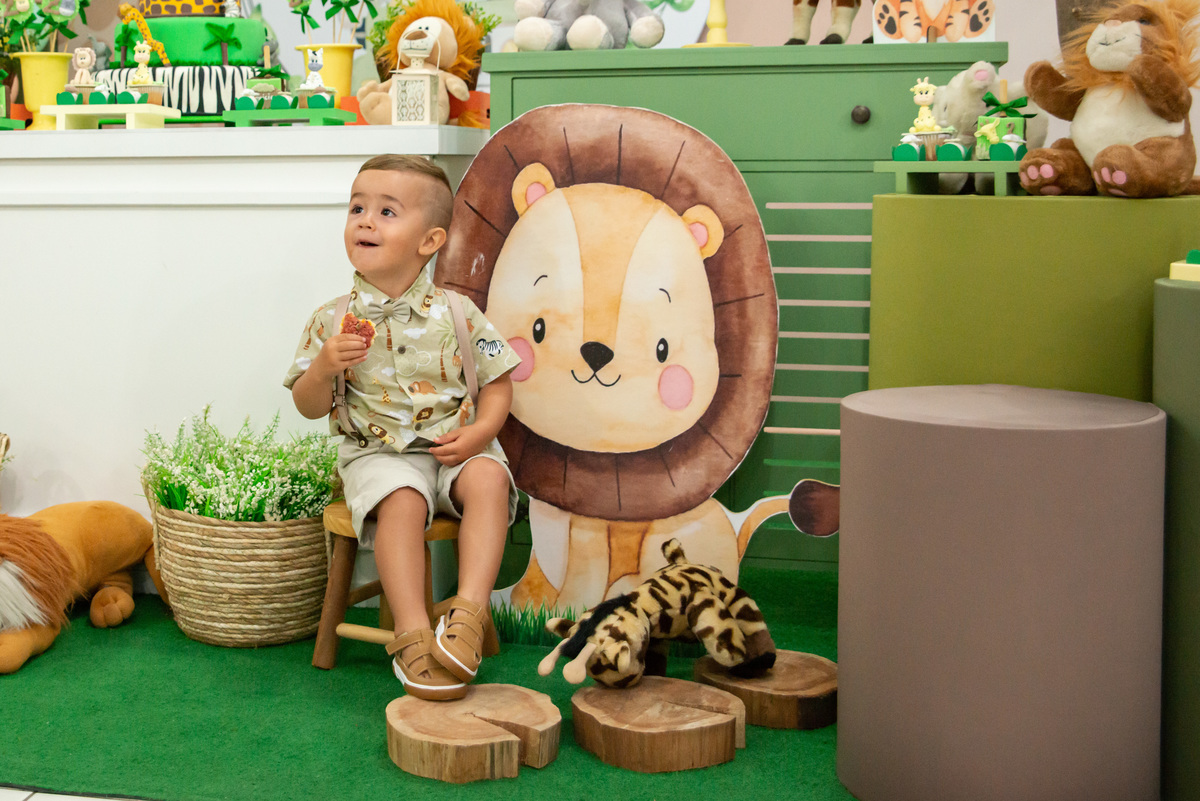 Menino de 2 anos sentado na decoração de Safari