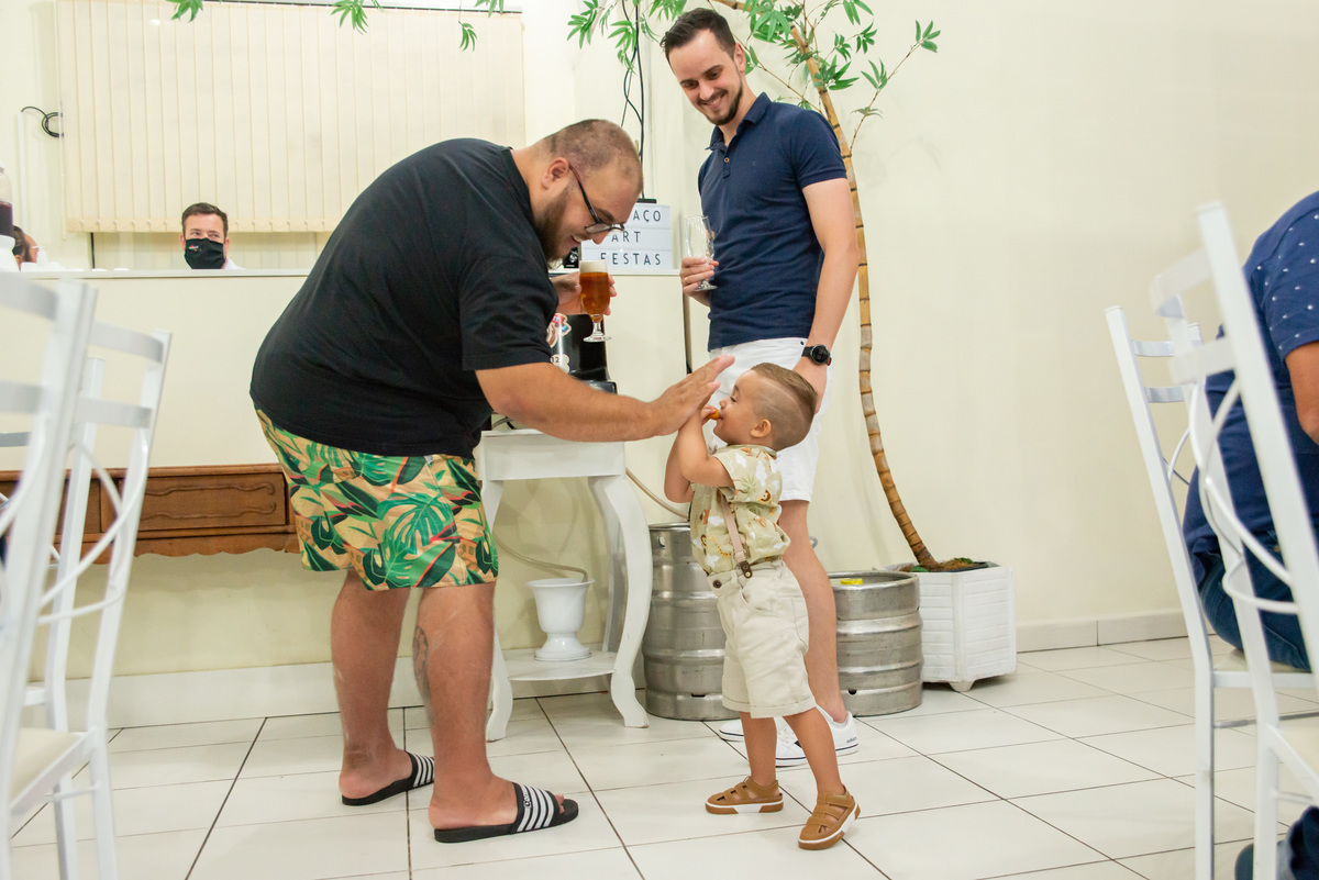 Menino de 2 anos fazendo um 