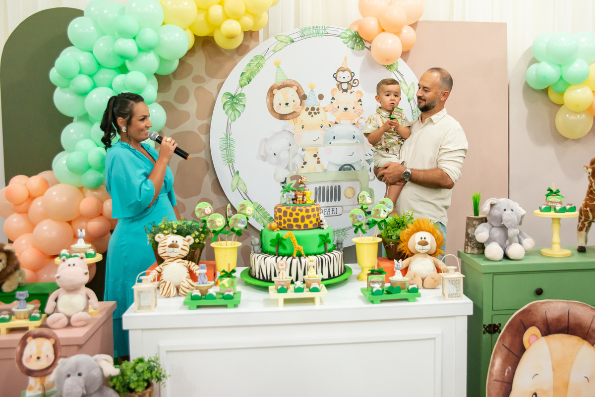 Hora do parabéns em festa de 2 aninhos, tema Safari
