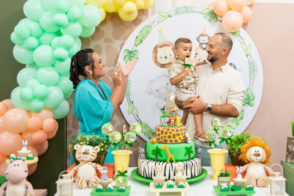 Hora do parabéns em festa de 2 aninhos, tema Safari
