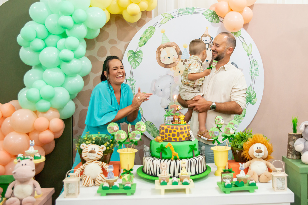 Hora do parabéns em festa de 2 aninhos, tema Safari