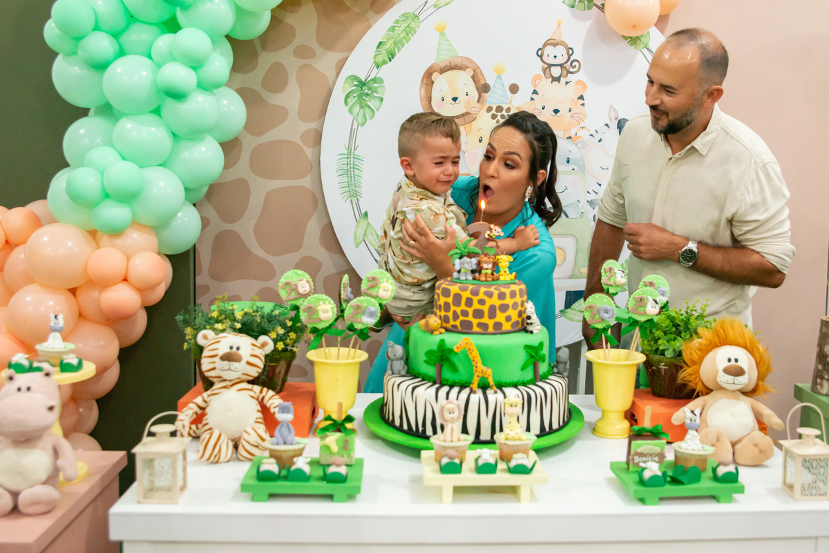 Hora de soprar a velinha em festa de 2 aninhos, tema Safari