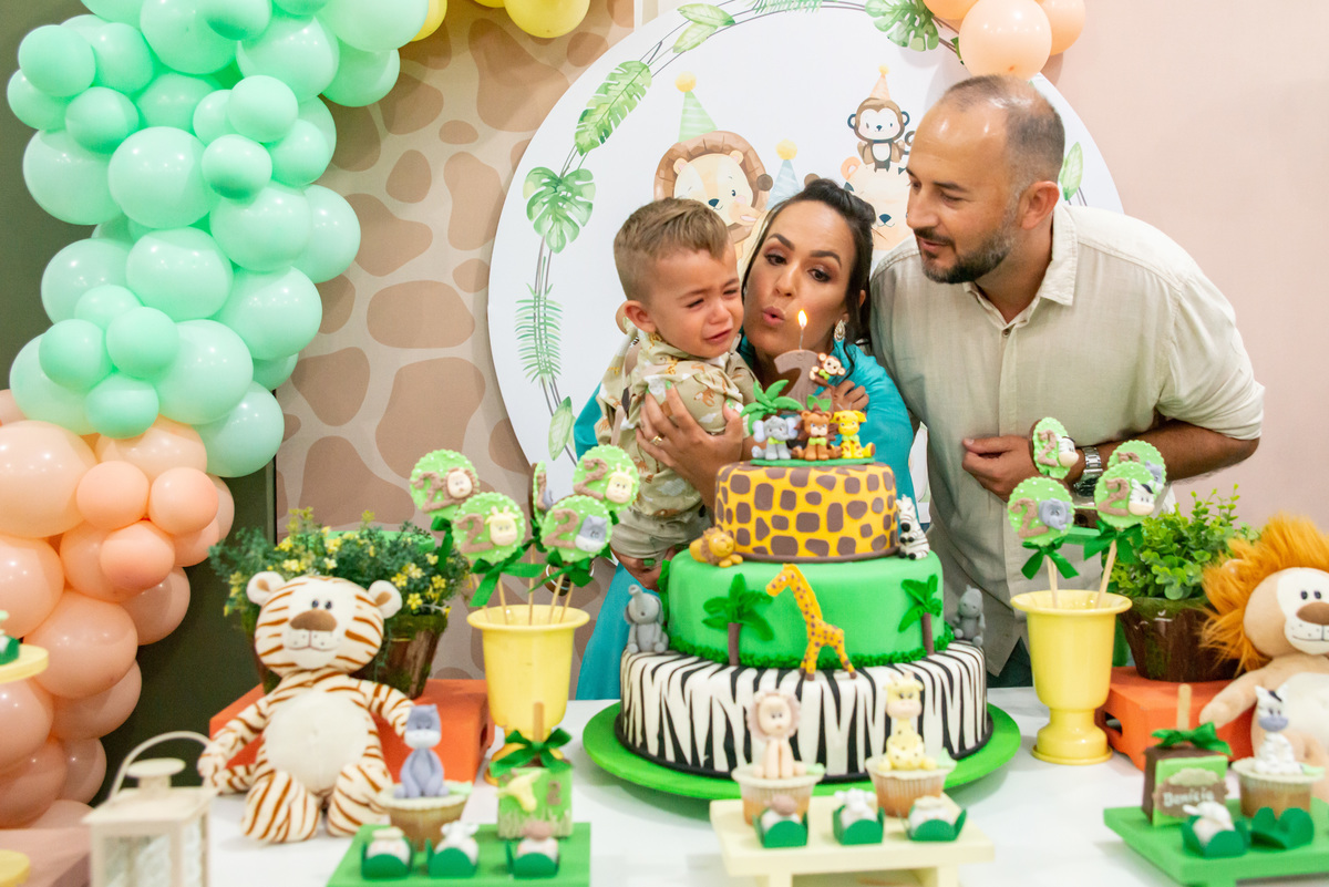 Hora de soprar a velinha em festa de 2 aninhos, tema Safari