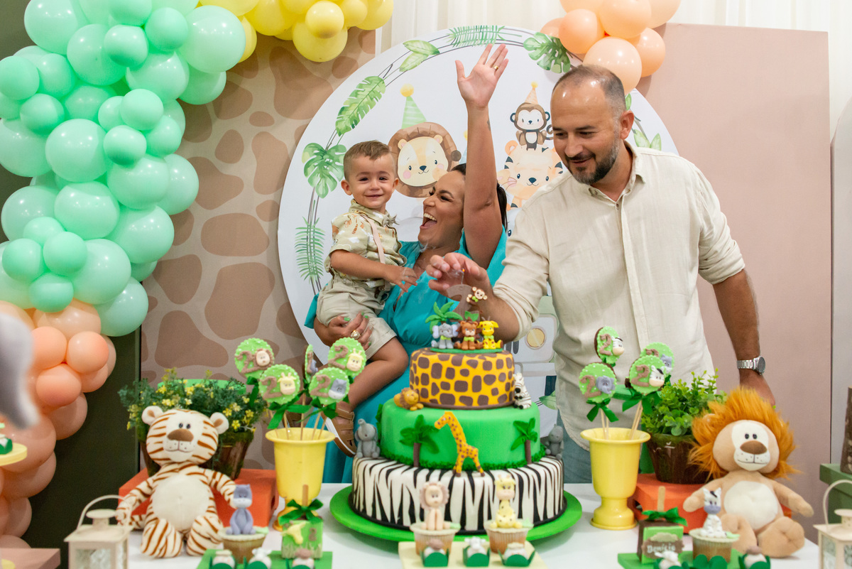 Hora de comemorar em festa de 2 aninhos, tema Safari