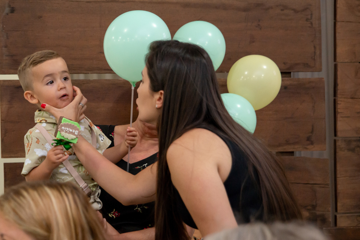 Dinda apertando as bochechas de menino de 2 anos