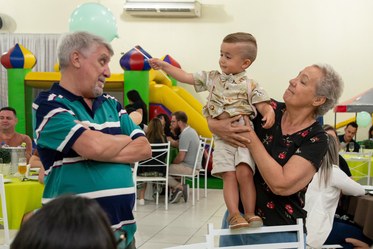 Menino de 2 anos no colo dos avós