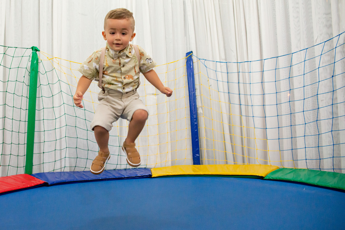 menino de 2 anos brincando na cama elástica