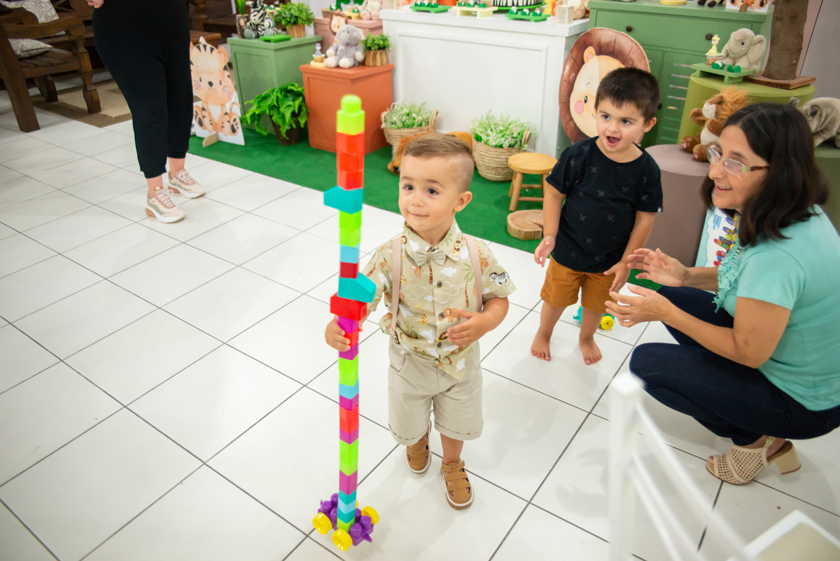 menino de 2 anos brincando com brinquedo de montar