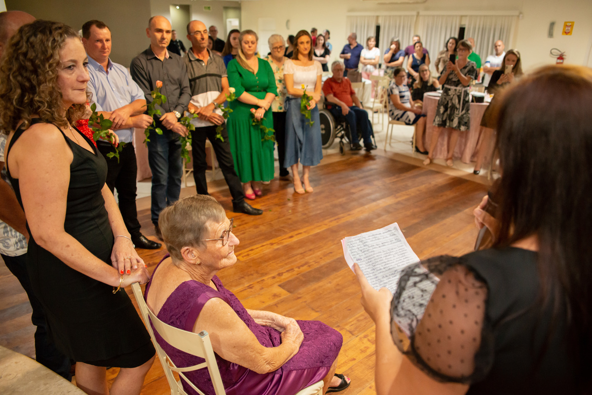 Homenagem de sobrinhos à idosa em seu aniversário de 80 anos